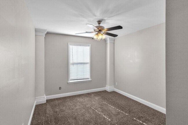 Building Photo - Spacious 3 bedroom 2.5 bath Townhome with 1 car garage