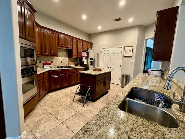 Building Photo - 10024 Lisi Anne Dr