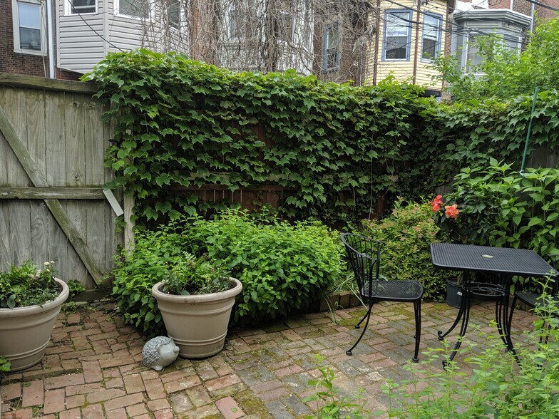 Building Photo - 828 Corinthian Ave