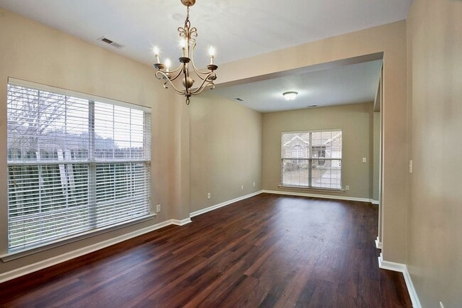 Building Photo - Room to Live, Minutes from Everything 1048 Castlemaine!