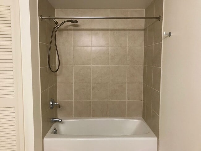 Building Photo - Convenient Kakaako living! 1/1/1
