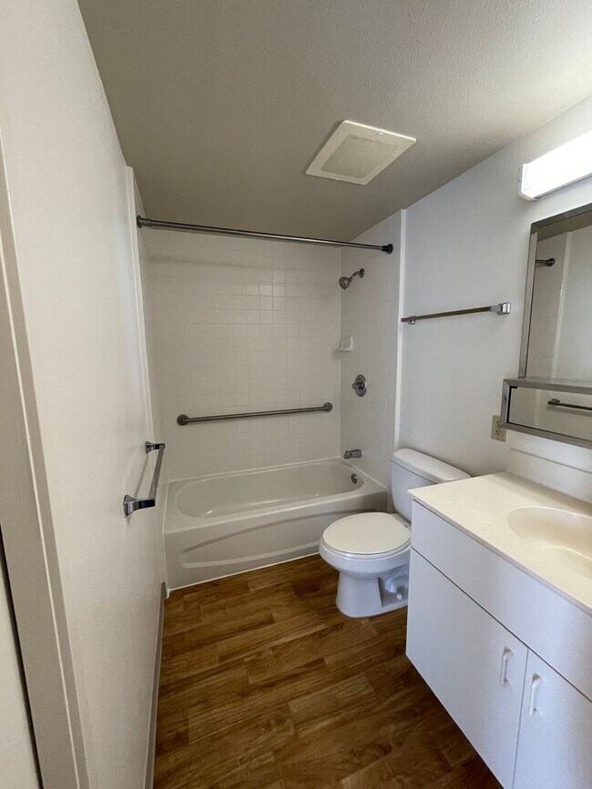 Building Photo - 3009 Ala Makahala Pl