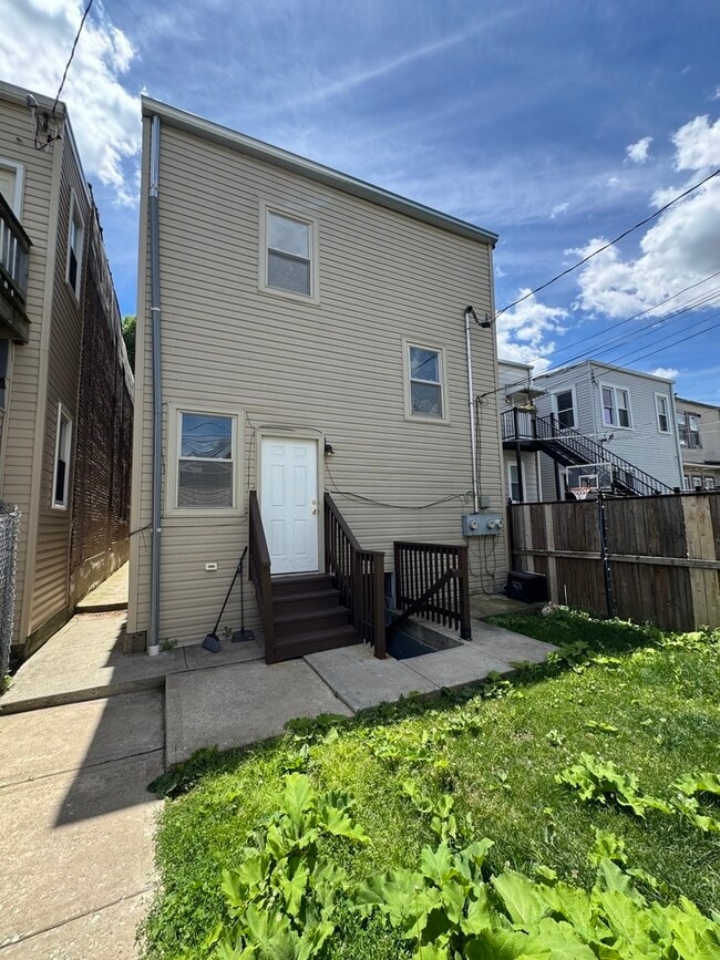 Building Photo - 3434 W Le Moyne St