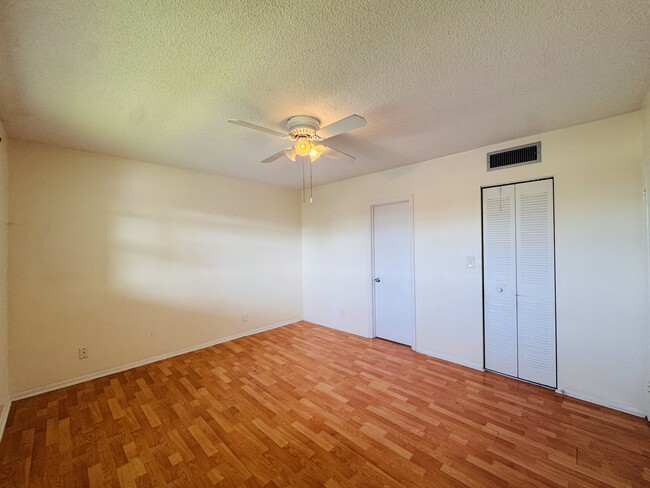 Building Photo - 8025 S Colony Cir