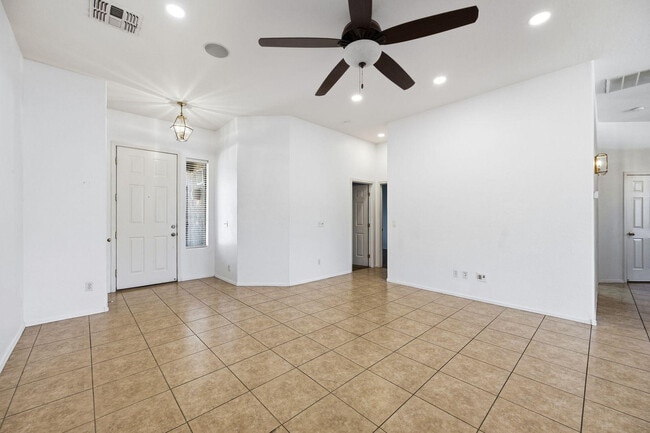 Building Photo - 906 E Sheffield Ave