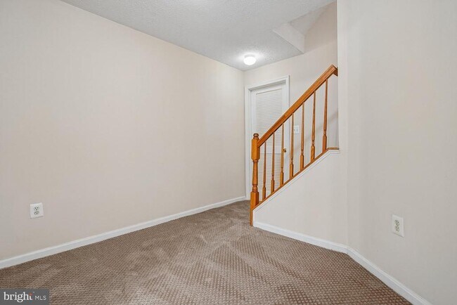 Building Photo - 14677 Cloverdale Rd