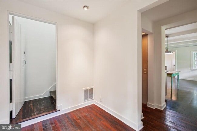 Building Photo - 323 N Patrick St
