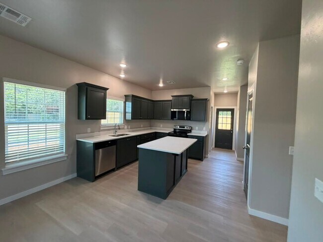 Building Photo - New Construction with Stylish Design & Fenced Backyard in Lawton