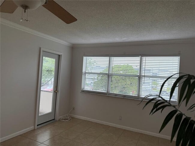 Building Photo - 2223 Park Ln