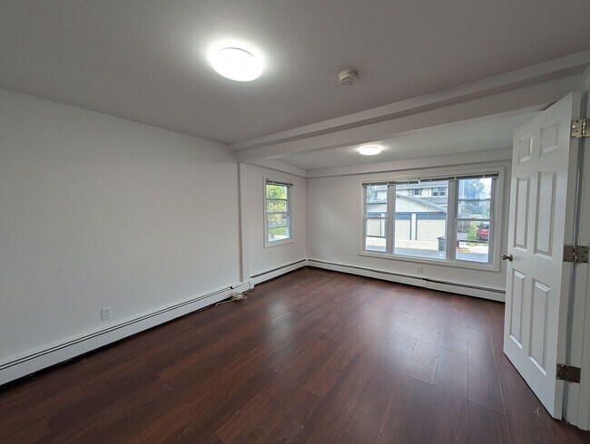 Building Photo - Stunning 3 bedroom 2 bathroom single famil...