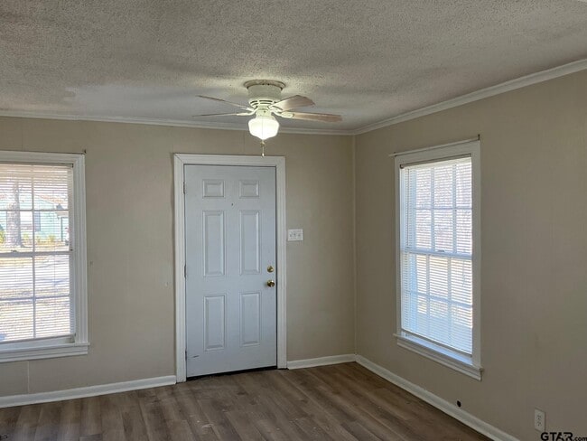 Building Photo - 2616 Oak Ln