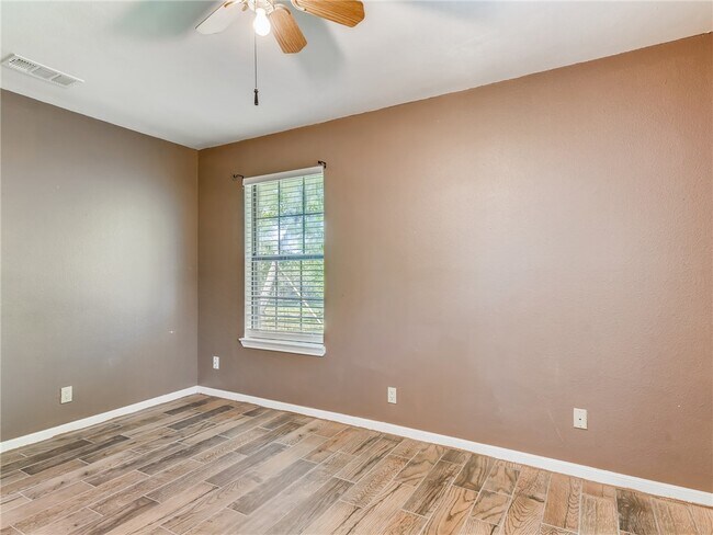 Building Photo - 10511 Hibbs Ln