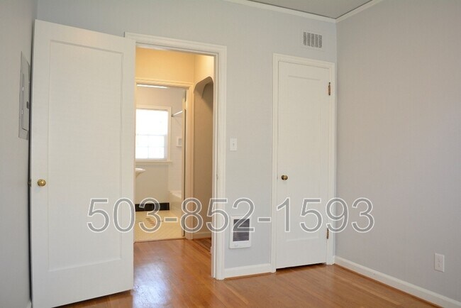 Building Photo - 5034 SE 75th Ave