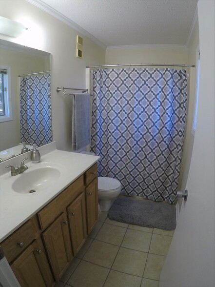 Master suite bathroom - 17 Racquet Club Rd