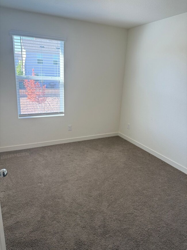 Building Photo - 3 bed 2.5 bath house