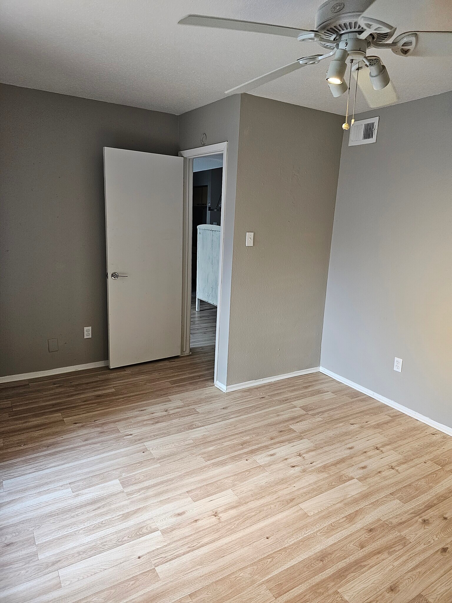 Building Photo - 10603 S Wilcrest Dr