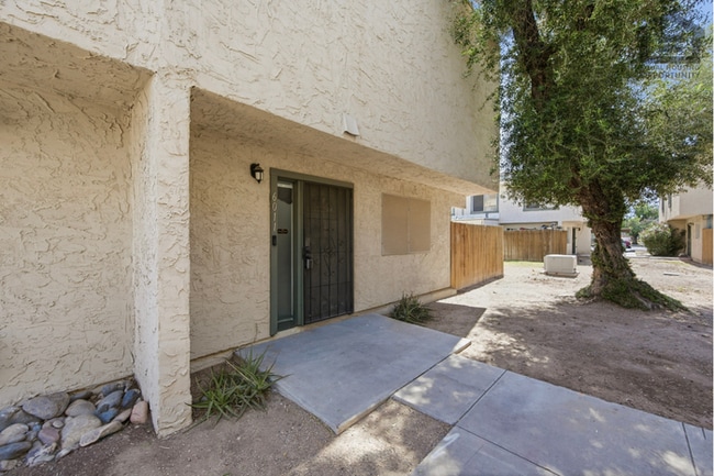 Building Photo - 2Bed/1.5Bath Townhouse at Olive Ave/63rd Ave! Ready for Immediate Move-In!