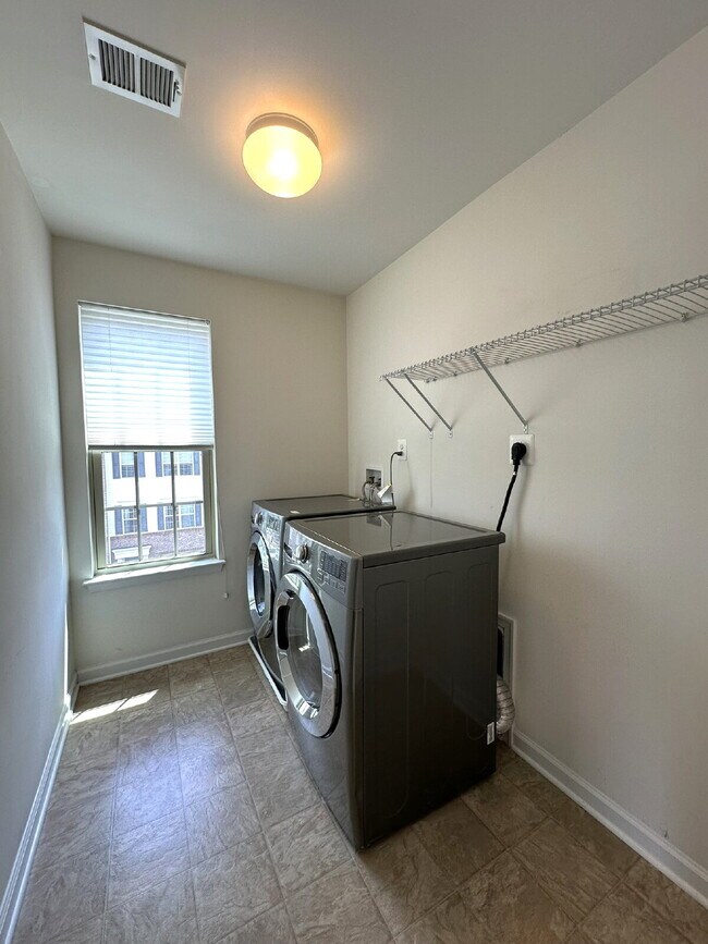 Building Photo - Three-Floor End Unit Townhome in Frederick