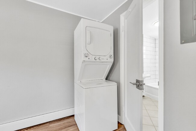 Building Photo - 825 12th St