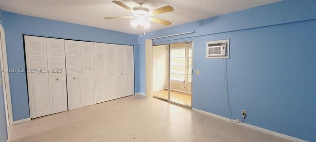 Building Photo - 534 Mansfield M