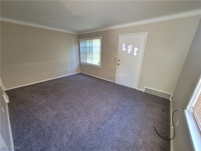 Building Photo - 255 E 250th St