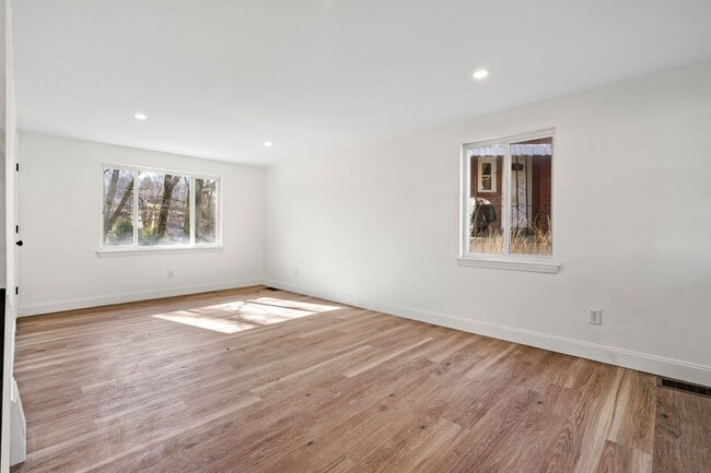 Building Photo - Newly Renovated 3 Bed/2.5 Bath Home - Cent...
