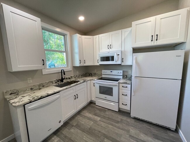 Building Photo - Newly Remodeled 2 Bed 1.5 Bath Home will Large Oversized 2-Stall Garage!