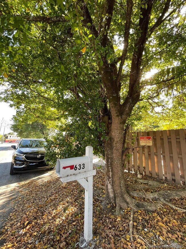 Building Photo - 633 NW 15th Ave