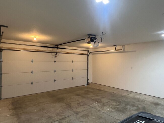 Building Photo - 400 Redwood Dr