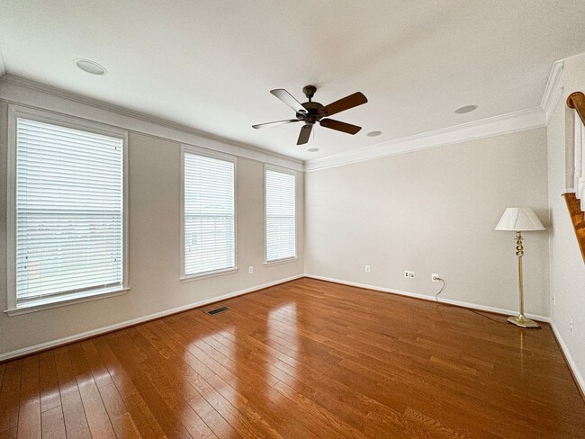 Building Photo - Stunning 3 Bed 2/2 Bath End-Unit Townhome In Desired Stone Ridge South