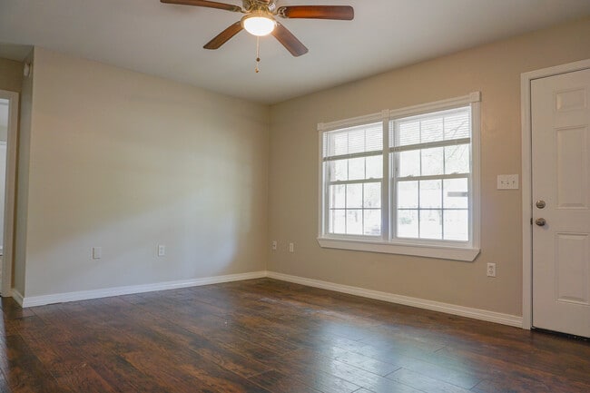 Building Photo - 6115 Willow Ln N