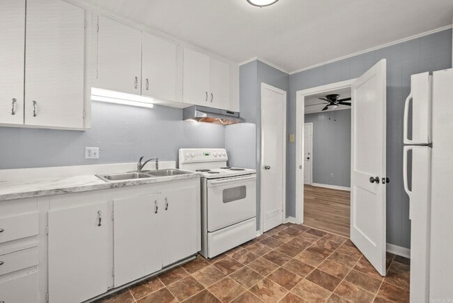 Building Photo - 715 Oakwood