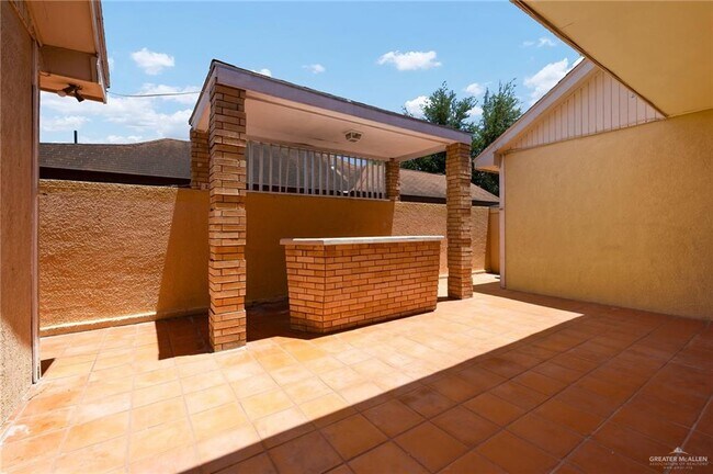 Building Photo - 604 Crystal Dr