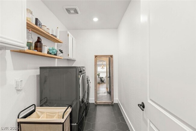 Building Photo - 6 Sun Lily Ln