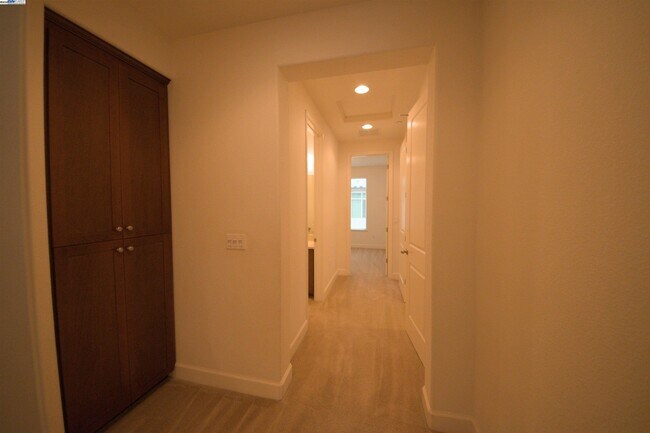 Building Photo - 5530 Esprit Way