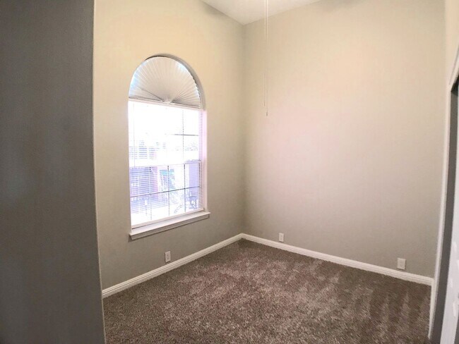 Building Photo - Stunning 4 bedroom in La Cueva area. Spacious layout. Refrigerated air! Extra Space!