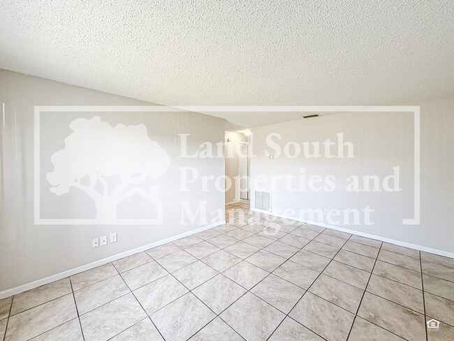 Building Photo - 5866 Charlton Dr