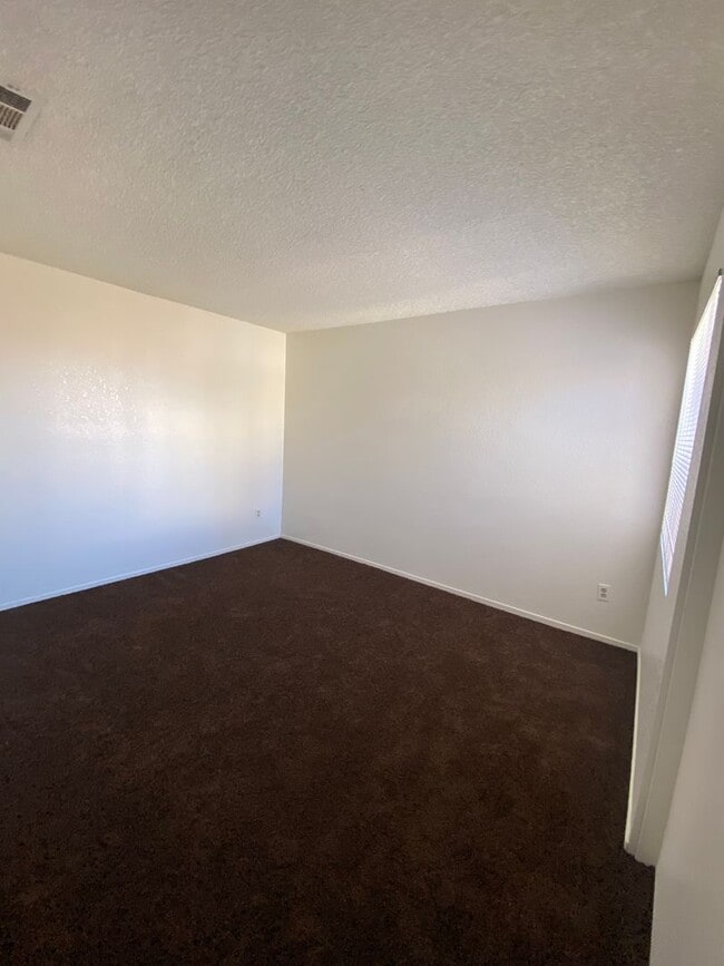 Building Photo - Addorable 2 BD 1 BA SW Apt with Coin opera...