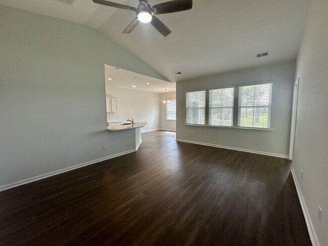 Building Photo - Three Bedroom Home with Large Loft in Heartstone Lakes!