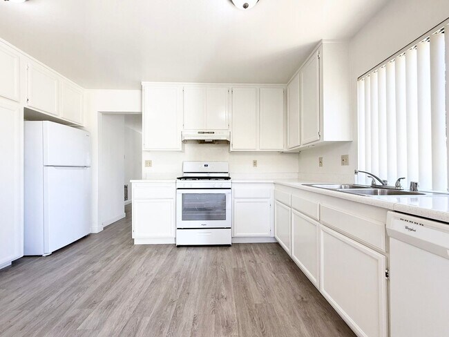 Building Photo - Large Lower Unit w/ Fenced Backyard!