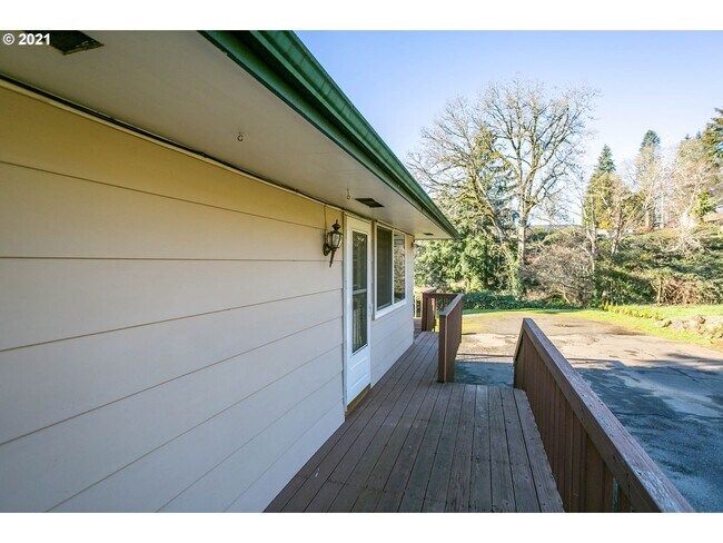Building Photo - Beautiful 6 Bedroom Home in West Linn's Sunset Neighborhood with Huge Daylight Basement, Large Pr...