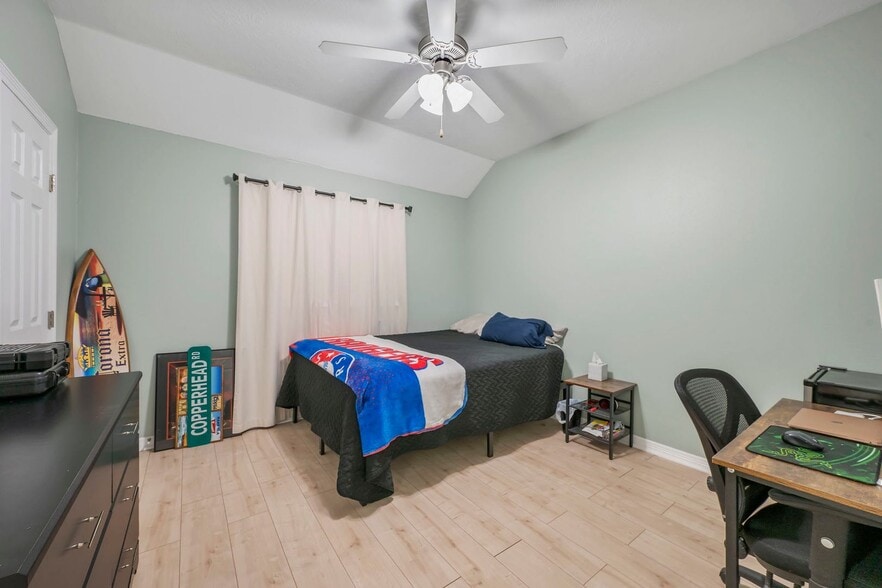 Building Photo - Available for SHORT TERM or 1 yr