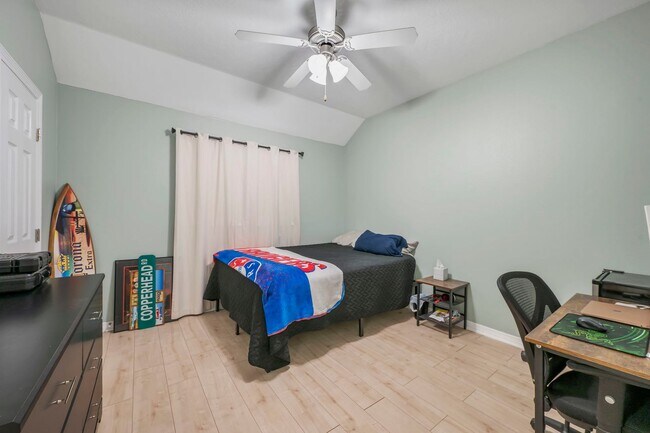 Building Photo - Available for SHORT TERM or 1 yr