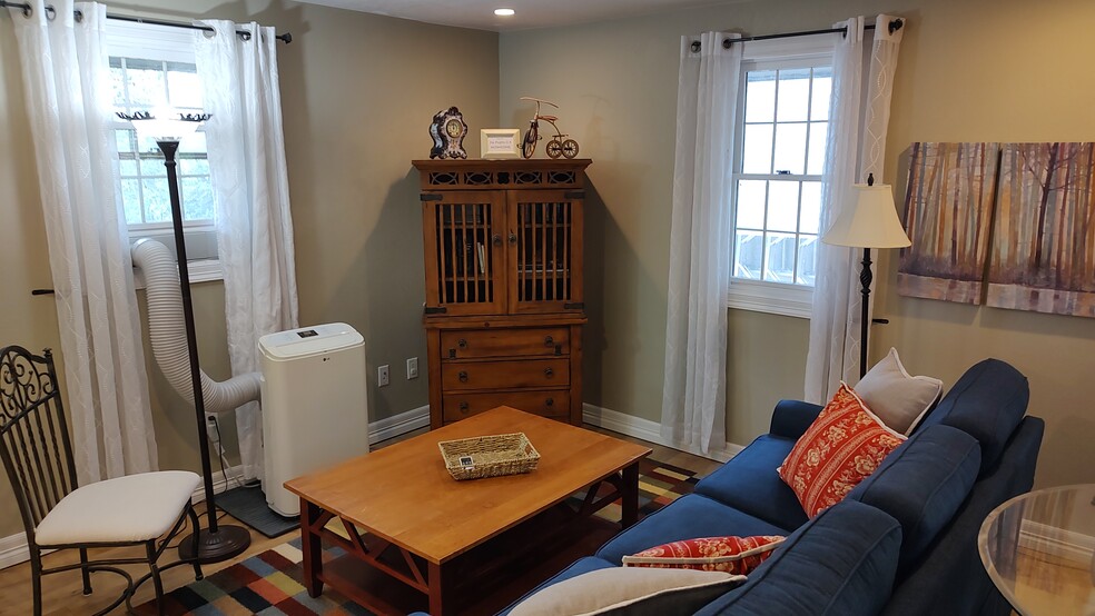 seating area - 2900 Valley Oak Dr