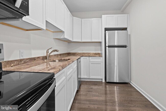 Building Photo - 819 11th Ave