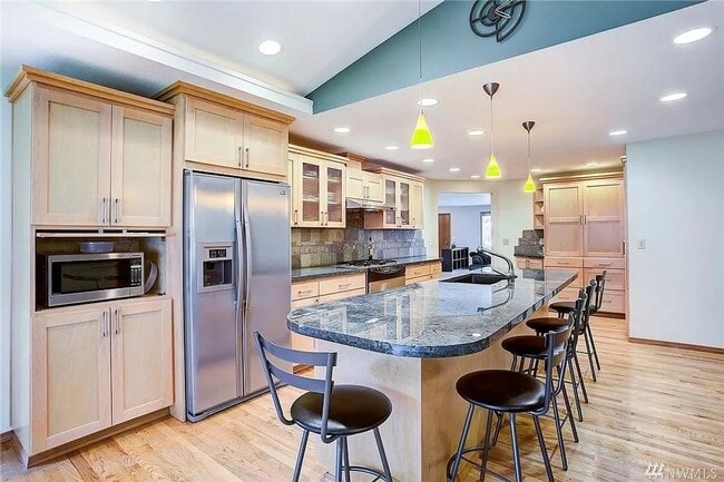 Building Photo - Beautiful and bright 3 bed / 2 bath rambler for rent!