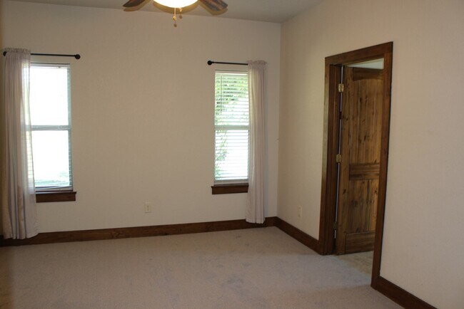 Building Photo - 701 Bushwhack Rd