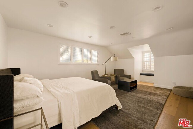 Building Photo - 3414 N Knoll Dr