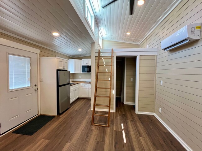 Building Photo - Charming 3 bed/2 bath with detached unit 1...