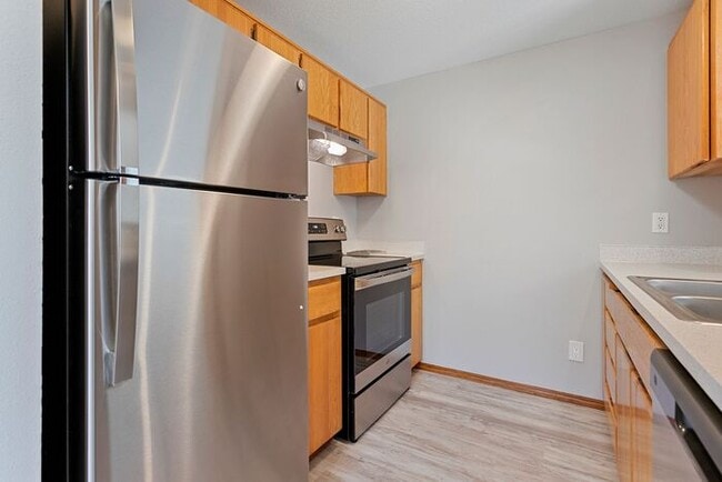Building Photo - 3 bedroom townhouse with Garage!! Wont las...